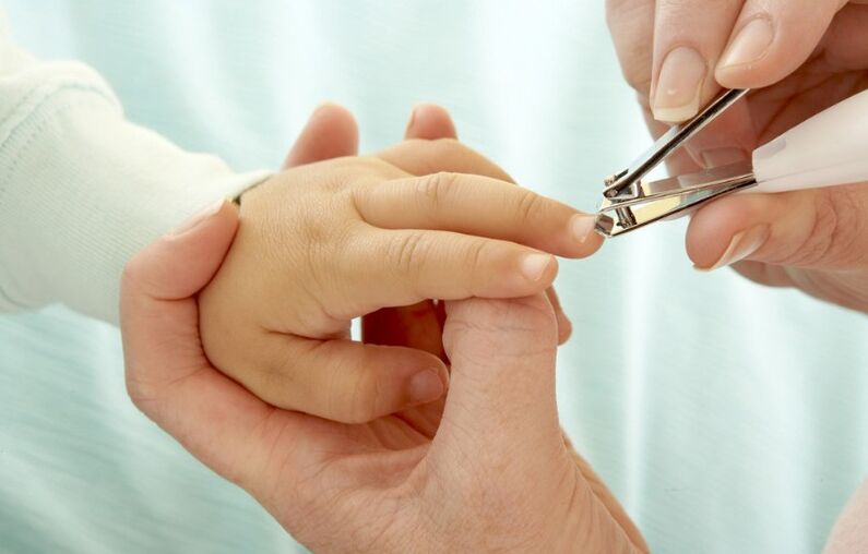 Nagels aan een kind snijden