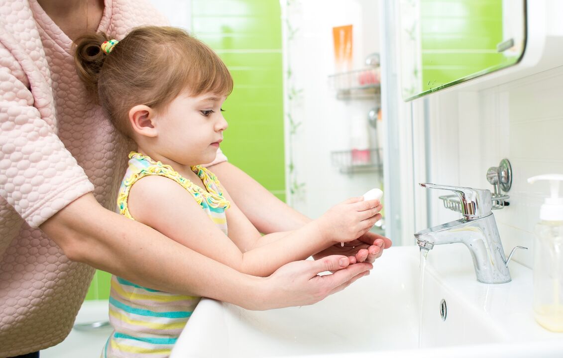 handen wassen met zeep om infectie met parasieten te voorkomen